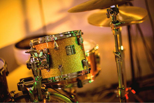 金色のドラムセット