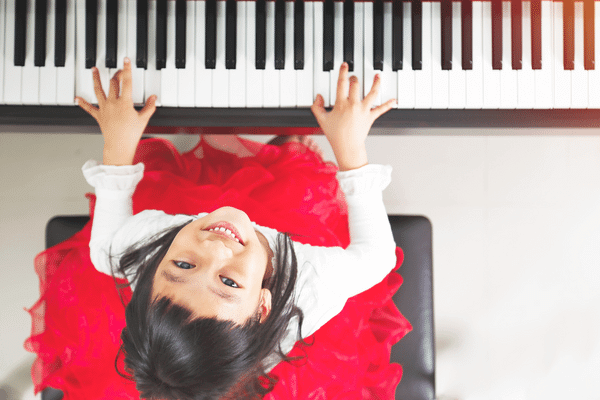 笑顔でピアノを弾く女の子